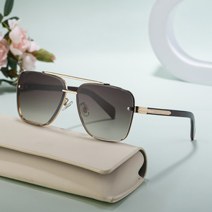 Nuevas gafas de sol cuadradas de estilo europeo americano para hombre, con doble puente dorado, protección UV400, lentes de PC, montura negra - Product Image 1