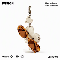 Vente en gros Nouveauté 2026 Clip de lunettes en cuir PU Saffiano en forme de cœur, porte-lunettes portable, porte-clés, usine OEM