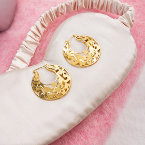 Boucles d'oreilles créoles en acier inoxydable plaqué or 18 carats, motif floral ajouré, bijoux pour tous les jours - Product Image 4