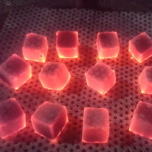 Las briquetas en forma de cubo realzan la esencia deliciosamente llena de sabor de esta experiencia de shisha de lujo. - Product Image 1