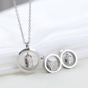 Nouveau <span class=keywords><strong>grossiste</strong></span> de <span class=keywords><strong>bijoux</strong></span> de mode boucles d'oreilles pour femmes en acier inoxydable plaqué or 18 carats avec zircon creux et rond - Product Image 6