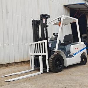 Chariot élévateur TCM d'occasion de 3 tonnes, fabrication japonaise, modèle FD30, diesel, avec déplaceur latéral hydraulique, pneus pleins, haute qualité et prix abordable - Product Image 3
