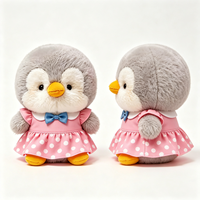 Peluche pingouin gris mignon et moelleux, vêtu d'une robe à pois avec un nœud bleu, jouet en peluche pour enfants, cadeau pour enfants, peluche pingouin