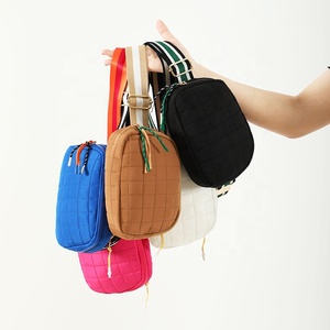 Sac banane matelassé personnalisé en polyester avec fermeture éclair pour la course, sac <span class=keywords><strong>de</strong></span> taille zippé matelassé avec sangle réglable pour la gym, couleur unie - Product Image 1