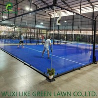 Terrain de paddle-tennis de luxe à cadre invisible Elite avec structure robuste et assemblage de verre sans joint pour hôtels et complexes de luxe