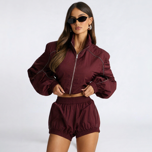 Conjunto Deportivo de Dos Piezas para Mujer: Chaqueta Corta Color Borgoña y Pantalones Cortos Deportivos de Cintura Alta con Ribete Reflectante - Product Image 1