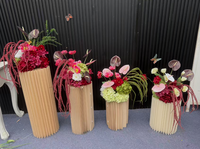 Chemin de table floral d'automne avec amarante, anthurium, calla suspendue et fleurs de riz pour centre de table rouge bordeaux