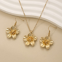 Nouvel ensemble collier ras-du-cou et boucles d'oreilles avec pendentif cœur, parure de bijoux délicate en perles et fleurs pour femme, accessoires de fête élégants et minimalistes