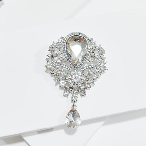 Broche de Flor Moderno y Personalizado con Pedrería Colorida, Aleación Perforada, Chapado en Oro, Joyería de Alta Calidad para Hombres y Mujeres, Fiesta de Compromiso - Product Image 6