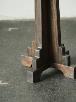 Table basse en bois massif artisanale, design architectural moderne sur piétement, durable et écologique, mobilier de salon en promotion