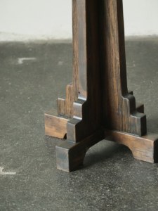 Table d'appoint en bois massif artisanale avec design de piédestal architectural unique, meubles de salon en bois en vente - Product Image 4