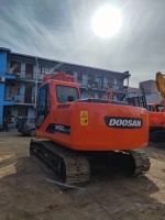 Excavatrice sur chenilles Doosan Dh150 avec godet de terrassement, équipement lourd d'occasion