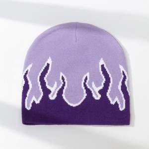 Gorro de punto de invierno holgado y moderno, estilo rock punk, con diseño de llamas, ideal para esquí y actividades al aire libre. - Product Image 3