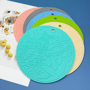 Set de table rond en silicone antidérapant et isolant thermiquement avec motif floral pour la cuisine et la salle à manger - Product Image 1