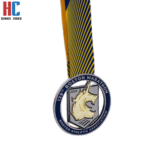 Medaglia Sportiva Personalizzata in Metallo per la 129a Maratona di Boston, Placcata in Oro con Nastro 3D e Logo Personalizzato Pantone, 20 Anni di Esperienza di Fabbrica - Product Image 4