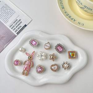 Ensemble de boucles de chaussures décoratives DIY pour femmes avec strass et motif Alice Rabbit AW0001, fabriqué en Chine, accessoires haut de gamme pour chaussures à trous - Product Image 3