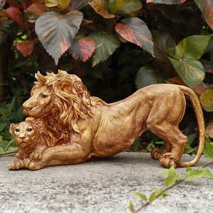 Scultura Personalizzabile in Resina di Famiglia di Leoni Dorati, Statua Artistica Artigianale per la Casa - Product Image 1