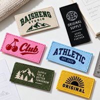 Étiquette textile rectangulaire personnalisée avec logo, couleur assortie et surpiqûres pour vêtements, étiquette tissée