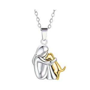 Collana elegante con ciondolo in lega di zinco per donne alla moda con cane che abbraccia la bambina placcata in oro per feste - Product Image 1