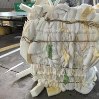 Vente en gros de balles compressées de déchets de mousse PU de couleurs mélangées pour le nettoyage à sec, pour la fabrication de coussins pour animaux de compagnie et l'emploi industriel