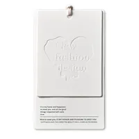 Étiquettes suspendues personnalisées de luxe avec logo en relief, en carton noir, étiquettes en papier imprimées, étiquettes de prix pour ceintures, fabriquées en Chine