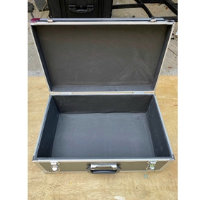 กล่องอุปกรณ์เสริมโครงอะลูมิเนียม แผงโพลีวูด ABS แผ่นโฟมแบบกำหนดเอง หูหิ้วโครเมียม ตัวล็อคแบบหัวเข็มขัด ป้องกันอย่างดี พกพาสะดวก ทำจากโลหะ - Product Image 1