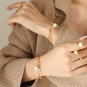 กำไลข้อมือสแตนเลสวินเทจ ชุบทอง ประดับมุกเทียม - Product Image 4