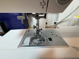 Machine à coudre informatisée domestique DC7100 avec enfile-aiguille automatique et enrouleur de canette facile pour le quilting et les projets de couture quotidiens - Product Image 4