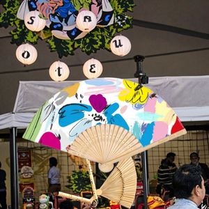 พัดไม้ไผ่พกพา แกะสลักและเพ้นท์ลายศิลปะพื้นบ้าน เหมาะสำหรับเป็นของที่ระลึกงานปาร์ตี้ หรือของแจกส่งเสริมการขาย ของตกแต่งงานฝีมือ - Product Image 5