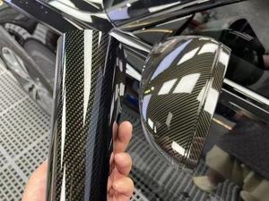 عرض رائج لفيلم ألياف الكربون 6D مع بطانة تحرير من PET، فينيل ألياف الكربون باللونين الأسود والذهبي لتزيين المركبات - Product Image 2