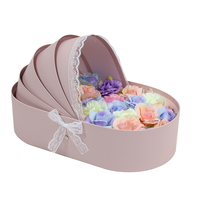 Boîte cadeau en carton mat avec motif floral en forme de berceau pour bébé, idéale pour les baptêmes et les fêtes d'anniversaire