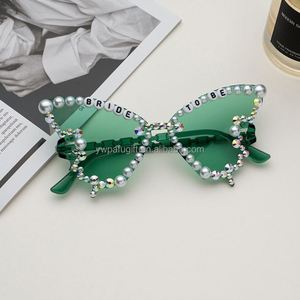 Gafas de Sol Personalizadas con Pedrería Brillante y Perlas de Mariposa para Novia - Product Image 4