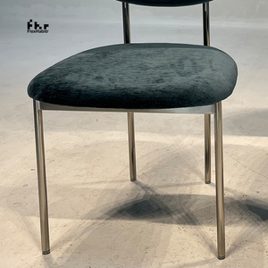 Chaise de salle à manger moderne en velours vert foncé, dossier incurvé, pieds en métal doré, rembourrée pour hôtel et restaurant - Product Image 2