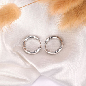 Boucles d'oreilles créoles en acier inoxydable poli faites à la main |   Couleurs Or PVD, Or Rose, Noir et Argent |   Hypoallergénique et durable - Product Image 3