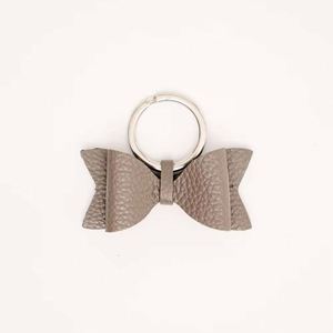Accessoires DIY, porte-clés de voiture personnalisé avec nom, en cuir de vache, avec breloque en forme de pompon - Product Image 1
