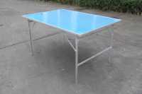 Table pliante portable d'extérieur robuste, design nordique, en aluminium, style moderne urbain et éco-responsable, pour les rassemblements