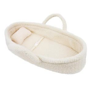 7196 Universal blanco esponjoso de piel sintética de cordero oso de peluche muñeca Moisés cesta con mango portátil portador grande lindo Moisés para muñecas - Product Image 1