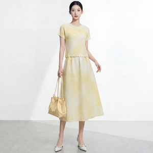 Korean Women's Casual Short Sleeve Pleated Top with Knee Length Skirt <b>Set</b> O-Neck Elegant Solid Color Breathable Eco-Friendly - Product Image 3