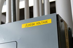 Ruban adhésif vinyle jaune toutes saisons compatible avec l'<span class=keywords><strong>imprimante</strong></span> <span class=keywords><strong>Brady</strong></span> BMP71, M71C-1000-595-YL, 57,6 mm * 15,2 m, adhésif permanent - Product Image 4