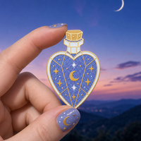 Broches en métal en gros, badges souvenirs personnalisés, épingles de revers en forme de cœur, épingles de mode, épingles de bouteille, épingles de potion magique de dessin animé, épingles en émail souple et dur, épingles à paillettes