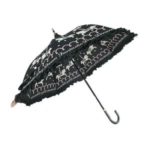 美丽的宝塔伞太阳伞与花边设计容易携带伞的女孩