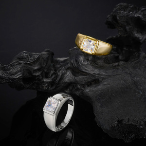 Anillo de Moissanita en Oro Amarillo, Corte Princesa, Engaste Biselado, Anillo de Compromiso Clásico para Hombre, Diseño Geométrico - Product Image 3