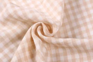 Ventes directes d'usine à carreaux marron et blanc 100% coton tissu musulman multicouche pour vêtements de bébé