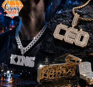 Ciondolo Lettera Iced KING CEO con Moissanite VVS, Bicolore Oro e Argento, Gioiello Statement Hip Hop da Uomo - Product Image 1