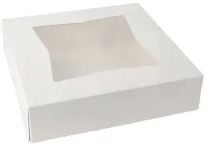 Beyaz pasta kutuları açık pencere ile pasta kutuları ve ekmek kutuları ile pencere