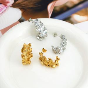 Boucles d'oreilles manchette hypoallergéniques en acier inoxydable PVD plaqué or 18 carats, résistantes à l'eau, non ternissables, pour femmes, vente en gros - Product Image 2