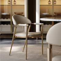 Chaise de salle à manger moderne de style nordique avec dossier incurvé en cuir PU et structure métallique beige, idéale pour les banquets commerciaux, les hôtels, les mariages, les maisons, les appartements et les restaurants