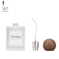 Vente en gros de flacons de parfum en verre givré plat de luxe de 30 ml, flacon atomiseur de parfum rechargeable avec bouchon en bois