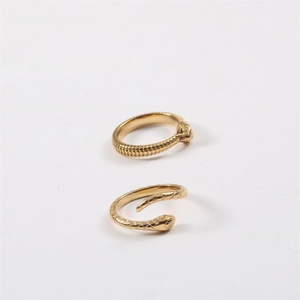 Anillo Delicado Chapado en Oro de 18k, Anillo de Acero Inoxidable con Forma de Serpiente - Product Image 4