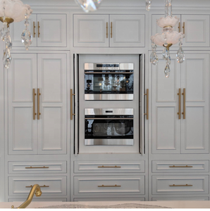 Système d'armoires <span class=keywords><strong>de</strong></span> cuisine élégant blanc et or <span class=keywords><strong>avec</strong></span> <span class=keywords><strong>plaque</strong></span> <span class=keywords><strong>de</strong></span> <span class=keywords><strong>cuisson</strong></span> encastrée et hotte aspirante - Product Image 1